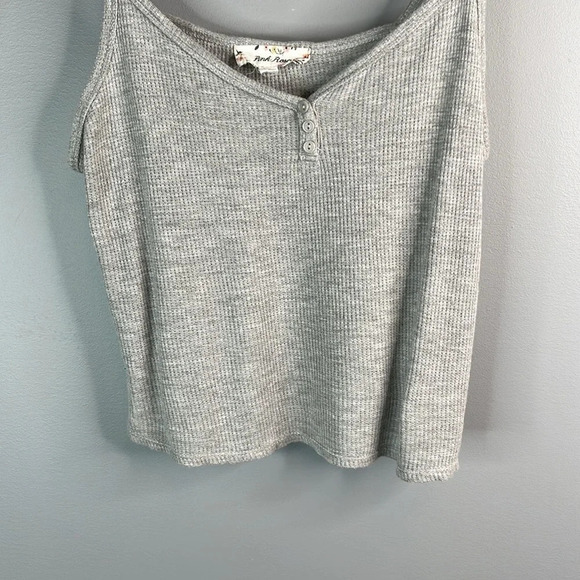 PINK ROSE Grey Waffle Knit Cropped Tank Top Flowy Decorative Buttons Size M - Picture 4 of 10